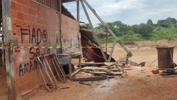 Desmoronamento: casas desabam no Cidade Nova; idosa se emociona ao encontrar seu gatinho